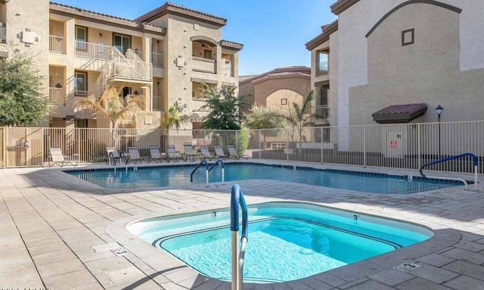 Parkwood Ranch Condominio | Ground Floor 2 BDR with Garage! Heated Comm Pool!