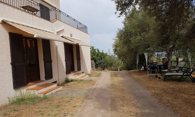 Taglio-Isolaccio Apartamento | Apartamento en planta baja, vista al mar, propiedad grande y tranquila