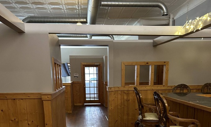 Bloomfield Apartamento | Ground floor and handicap accessible on the historic courthouse square.