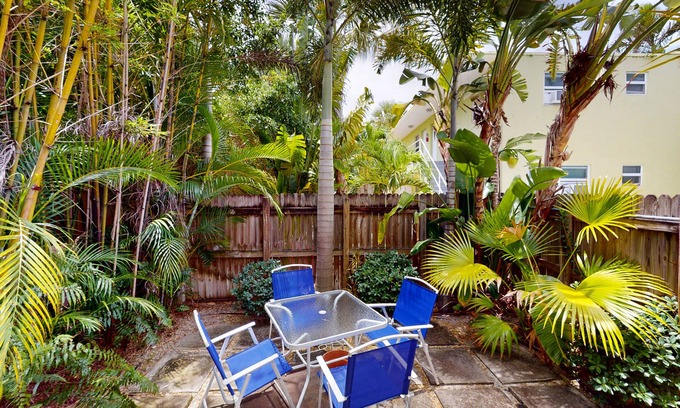 Flamingo Parks Apartamento | Ground-floor apt near downtown & beach with patio, streaming, W/D, central AC