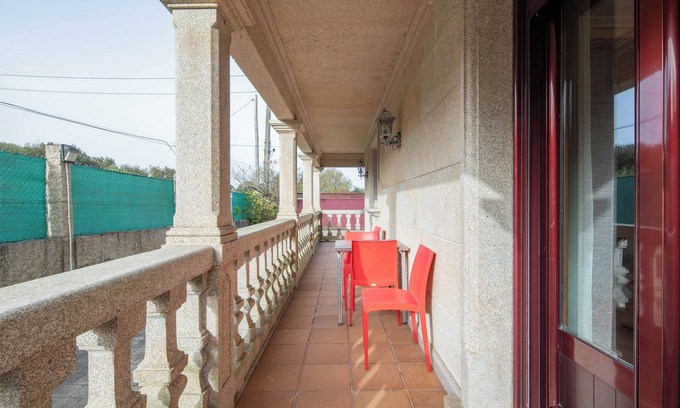 Cangas Apartamento | Bajo con piscina compartida, terraza privada y Wi-Fi