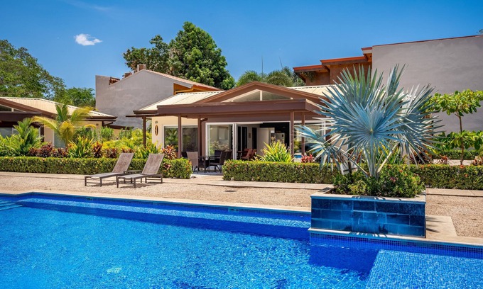 Playa Avellanas Condominio | Ground-floor condo with AC, pool views, on-site outdoor pool and plunge pool