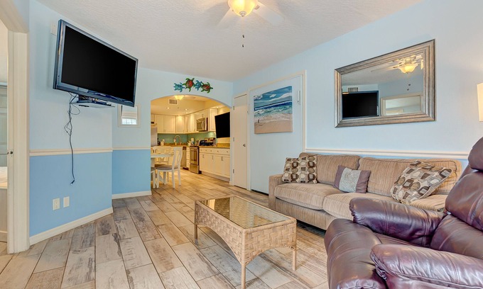 Cape Caneveral Beach Gardens Condominio | Ground floor condo w/shared pool, fast WiFi, central AC, near beach access