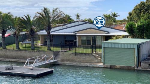 Bongaree Casa | Ground floor, family unit on the canal with free WIFI!