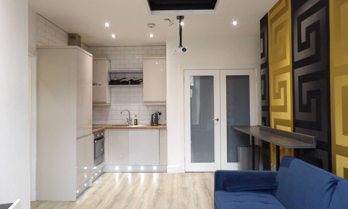 Gorgie Apartamento | Ground floor flat with patio and hot tub near Murrayfield Stadium
