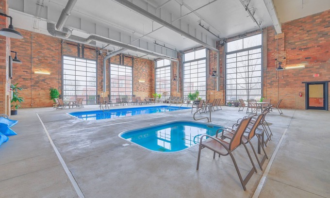South Haven Condominio | Ground Floor Getaway- Year round indoor/outdoor pool close to town and beach!