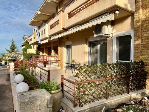 Kallithea Apartamento | Ground-floor Apartment with Terrace