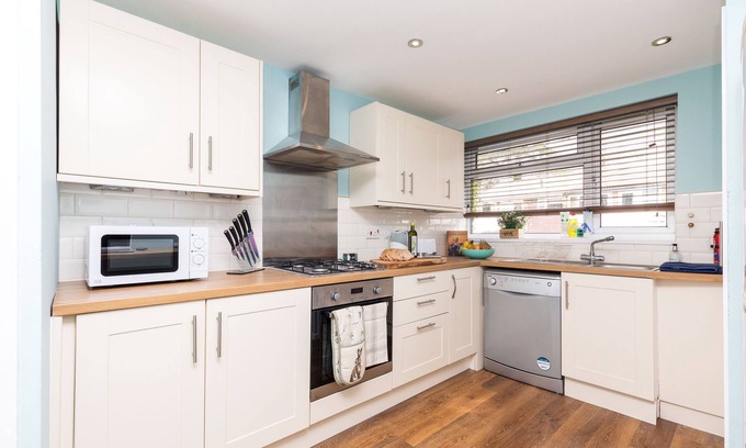 Horsham Apartamento | Ground floor maisonette with patio, close to town!