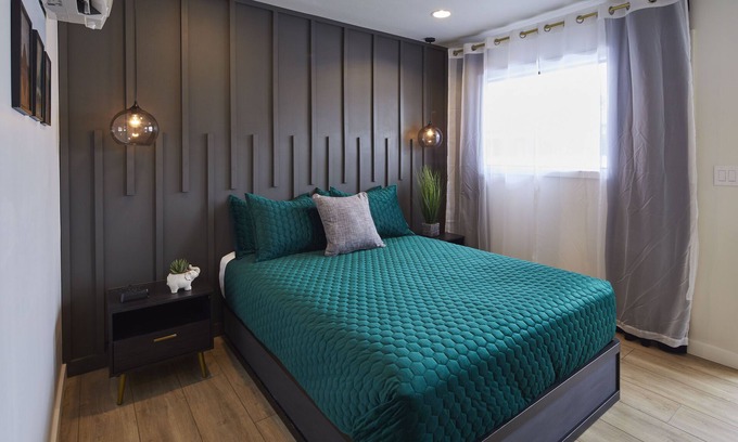Boise Casa | Ground Floor Queen Suite - Newly Renovated Midcentury Modern Hotel