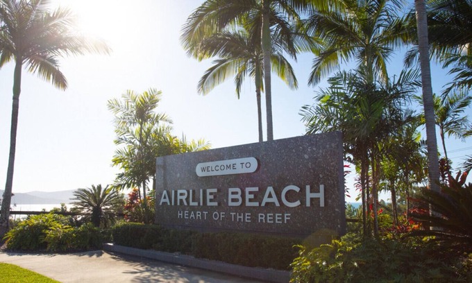Jubilee Pocket Apartamento | Ground floor unit direct pool access