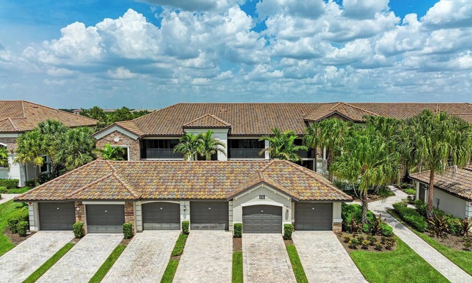 Lakewood Ranch Casa | Ground Floor Veranda - Lakewood National GC - 2BR + Den + Garage + Driveway