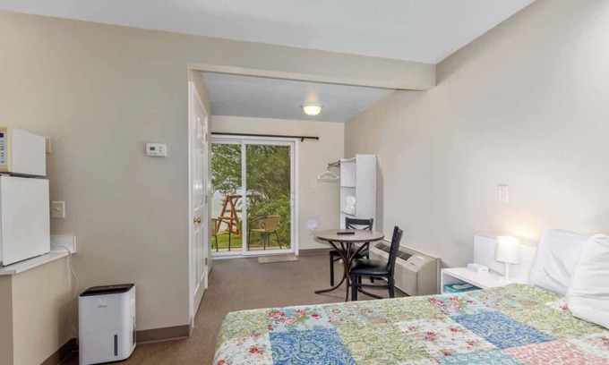 Lake City Apartamento | Ground Level Lakeview Room with 1 Double bed suite
