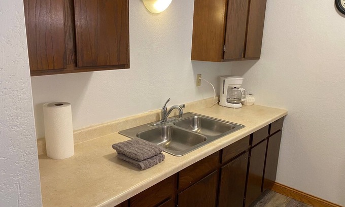 Blue Earth Apartamento | Ground level near parks and hospital