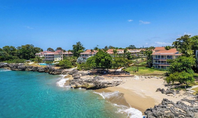 Los Brazos Apartamento | Groundfloor condo on the beach, 3BD/3BT, pool, near everything in Sosua