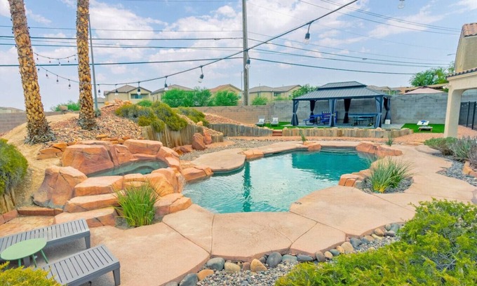 North Las Vegas Casa | Group 5 BD Home w/Pool and more