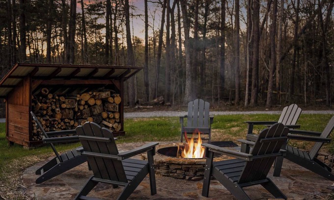 Pikeville Casa | Group Getaway – Hemlock Haven Sleeps 16
