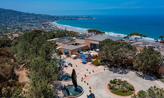 Sorrento Valley Casa | Group Getaway in San Diego! 2 Spacious Suites with Breakfast, Pet-friendly!