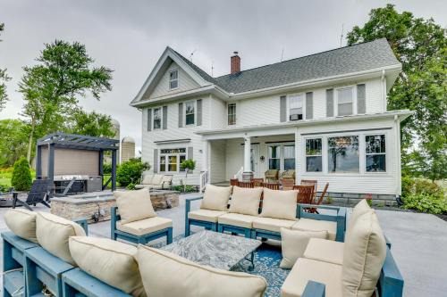 Mount Horeb Casa | Group Getaway Luxe Farmhouse in Mt Horeb!