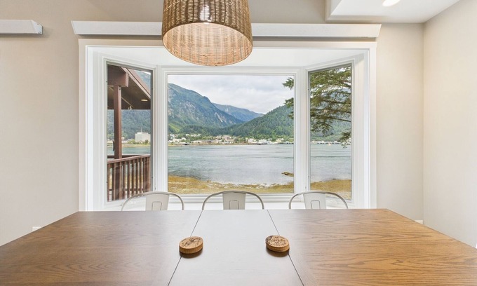 West Juneau Casa | Group Getaway: Oceanfront w/Private Rocky Beach