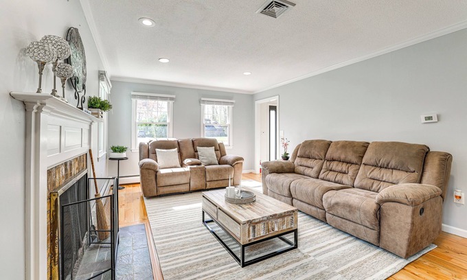 Southington Casa | Group Getaway w/Outdoor Oasis in Southington!