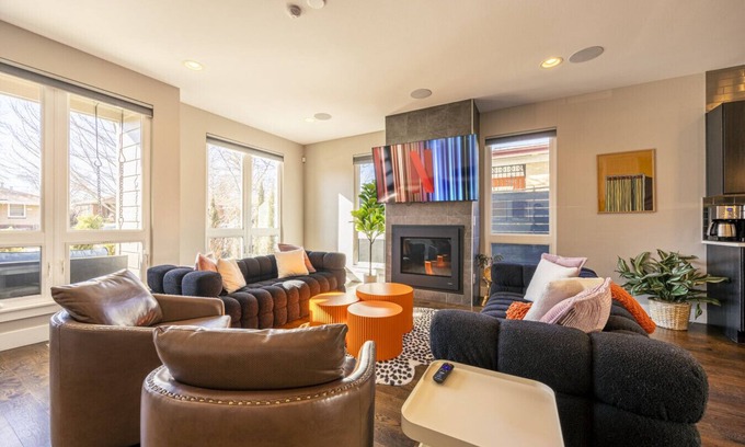 Sloan Lake Apartamento | Group Luxury: Heated Pool, Rooftop Spa, Indoor & Outdoor Fire Pits