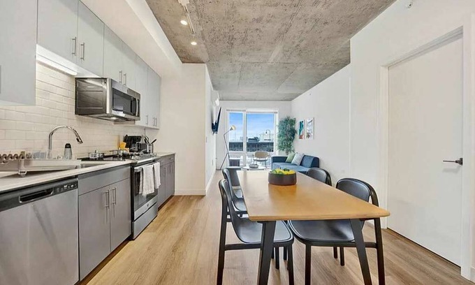 River North Hotel | Group-Ready 3BR Sleek Design & Great Location