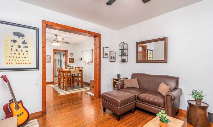 Buffalo Casa | Group Stay! Buffalo and Niagara Falls Home - 6 bedrooms 2 Baths