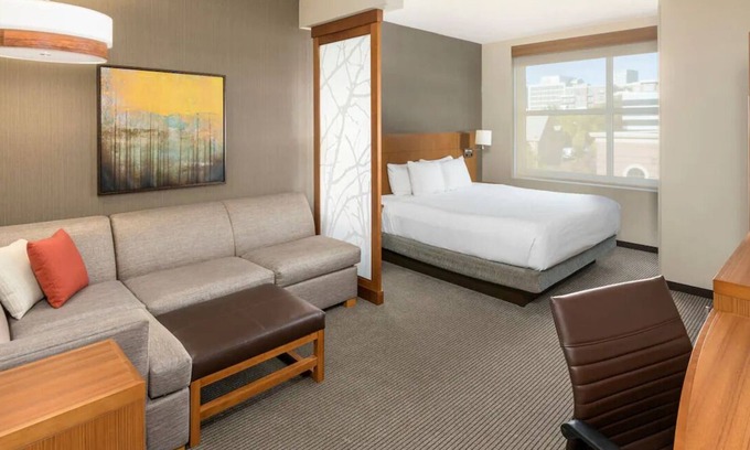 Greenville Downtown Apartamento | Group Stay w/ 4 King Units | Indoor Pool Access, Near Peace Center & Bon Secours