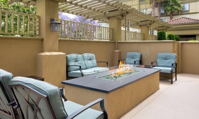 Snail Hotel | Groups Best Choice: 4 Homey Suites w/ Kitchen and Living Area - BBQ, DVD Library