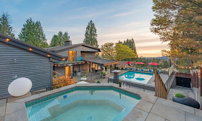 Upper Lonsdale Casa | Grouse Cheerful large private bedroom, bath, shared deck, pool, hot tub