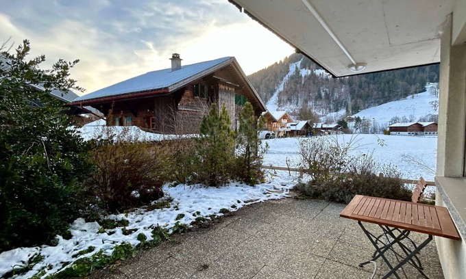 Gstaad Apartamento | Gstaad Lujoso piso con terraza e impresionantes vistas.