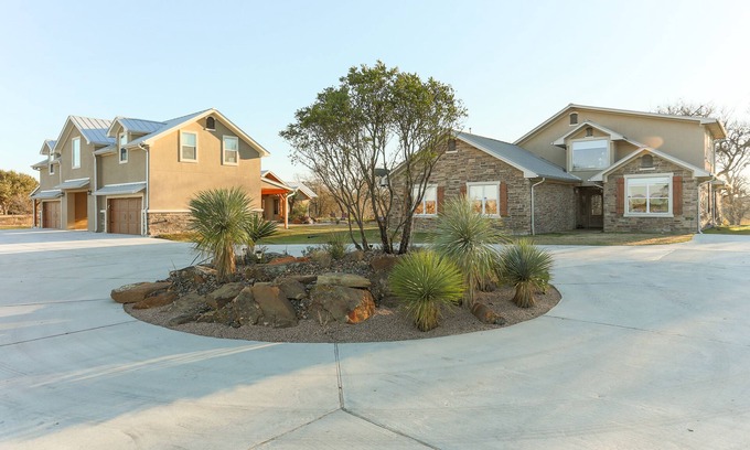 New Braunfels Casa | Guadalupe River Ranch - Enorme casa frente al mar con piscina privada en 63 acres.