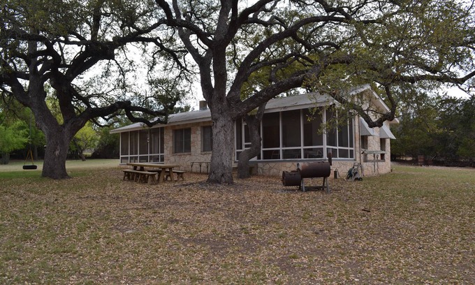 Hunt Casa | Superficie arbolada de Hill Country de Guadalupe ubicada en Downtown Hunt, TX