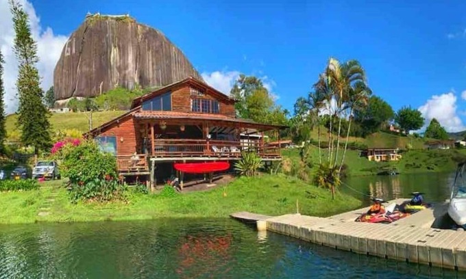 Guatape Cabaña | Guatape Cabaña with lake exit and stone view
