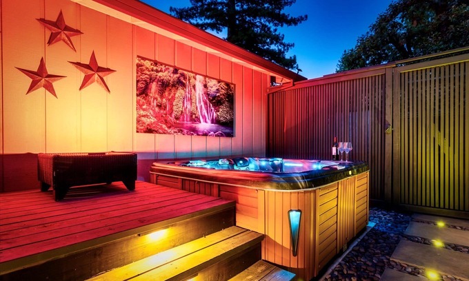 Guerneville Casa | GuernevilleGetaway-FUN Home w/ Lounge!Super Chill - GmRm,HotTub, Pup, WiFi!