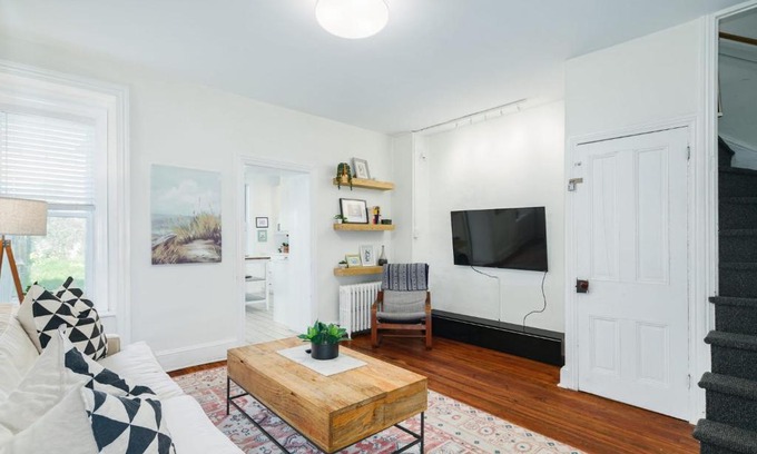 Roxborough-Manayunk Apartamento | Guest Apartment in Row Home with Backyard Patio