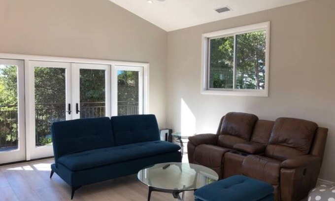 Burlingame Hills Cabaña | Guest cottage by Mills Canyon park in Burlingame.