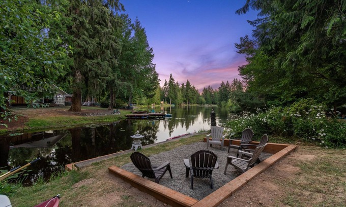 Shelton Casa | Guest Cottage with Lake Access, Row Boat, Kayaks