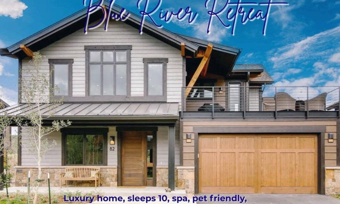 The Highlands Casa | GUEST FAVORITE! Blue River Retreat- Modern Mountain Home! Pet Friendly, Spa!