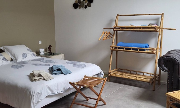 Saint-Martin-de-Fraigneau Cama Y Desayuno | Casa de huéspedes 'Chez Jacques - Zen' con terraza privada, Wi-Fi y aire acondicionado