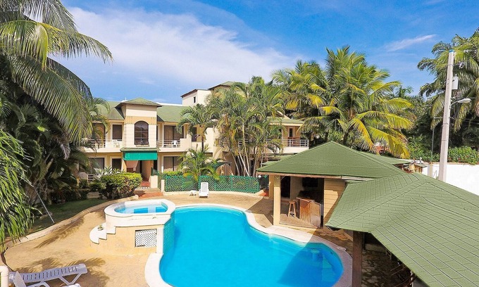 Villas Ana Maria Apartamento | Guest-friendly B&B steps from bars&beaches!