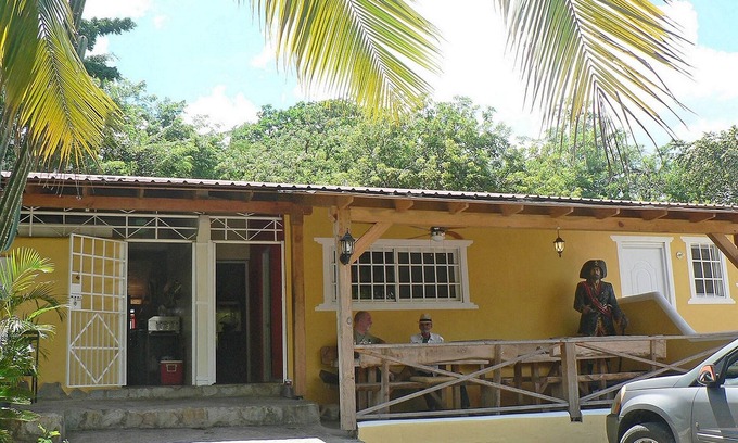 La Mulata Apartamento | Guest-friendly hotel room in lush tropical settings, with on-site restaurant