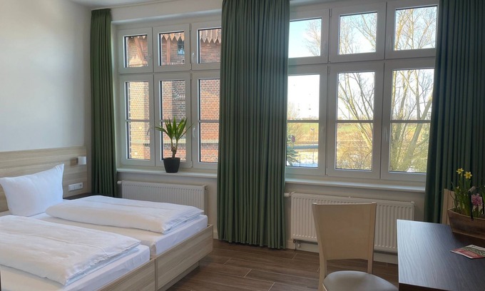 Pasewalk Cama Y Desayuno | Guest house apartment 102 - Lokschuppen Pasewalk- guest houses with double rooms, single rooms and