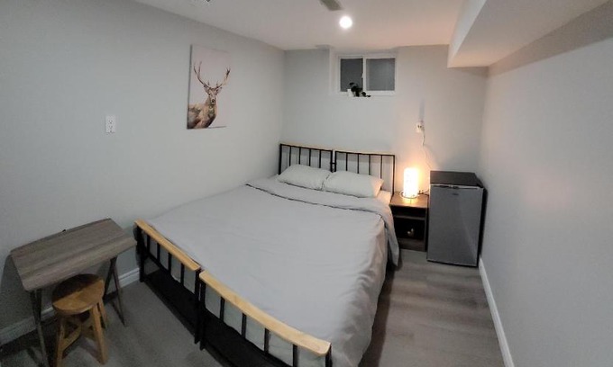 Bayview Woods - Steeles Casa | Guest House Basement - Master Bedrooms in Bayview Village