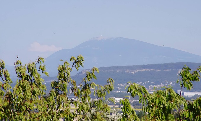 Bourg-Saint-Andeol Casa | Guest House 'Chambre Côté Ventoux' with Shared Pool and Garden
