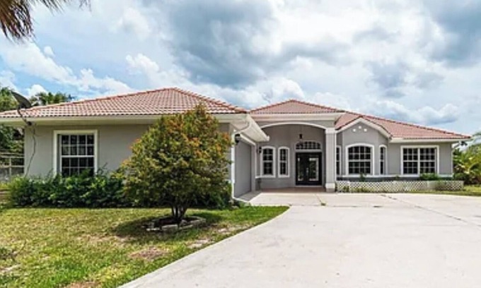 Rural Estates Cabina | Guest house in Everglades estates by the water