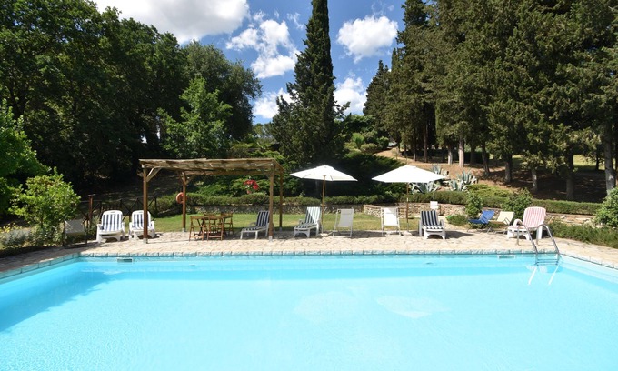 Villa Parigini Apartamento | Apartamento en espléndido cortijo con terraza, en el campo en Chianti.