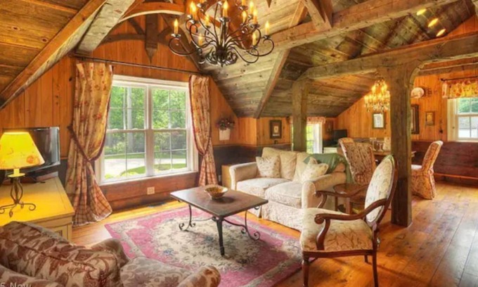 Olmsted Falls Casa | Guest house on a Riverfront Estate
