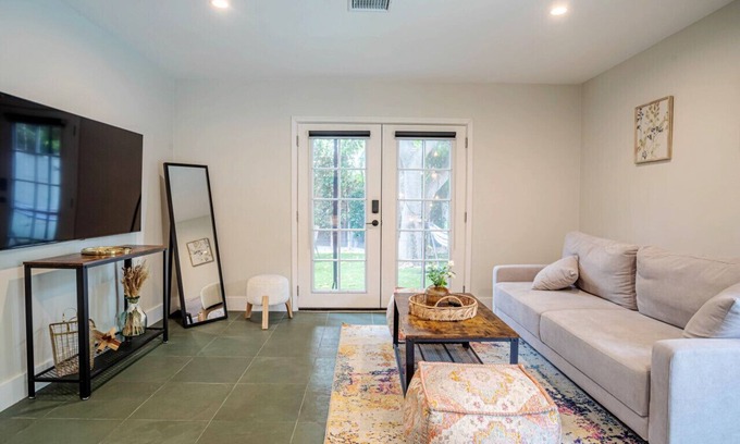 Sherman Oaks Casa | guest house private entry patio garden