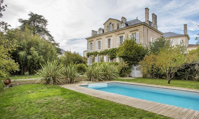 Fontenay-le-Comte Cama Y Desayuno | Casa de huéspedes 'Suite Oiseau Du Paradis' con piscina compartida, Wi-Fi y aire acondicionado